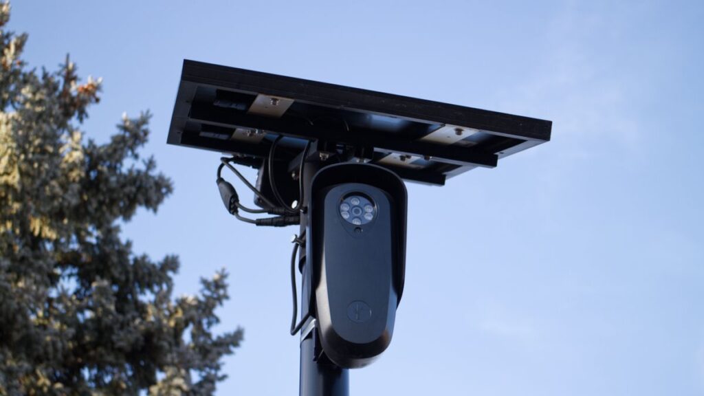 CCTV solar untuk rumah teres dipasang di luar rumah