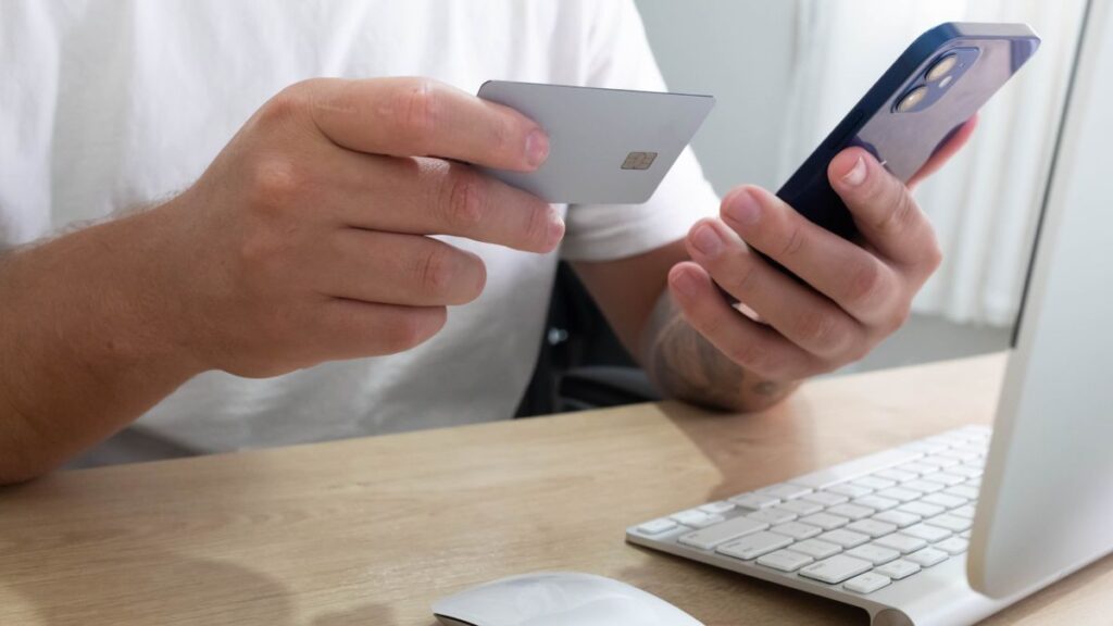 bayar debt collector menggunakan telefon dan kad secara selamat