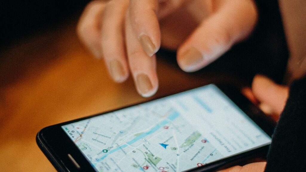 local SEO dan peta digital disemak melalui smartphone