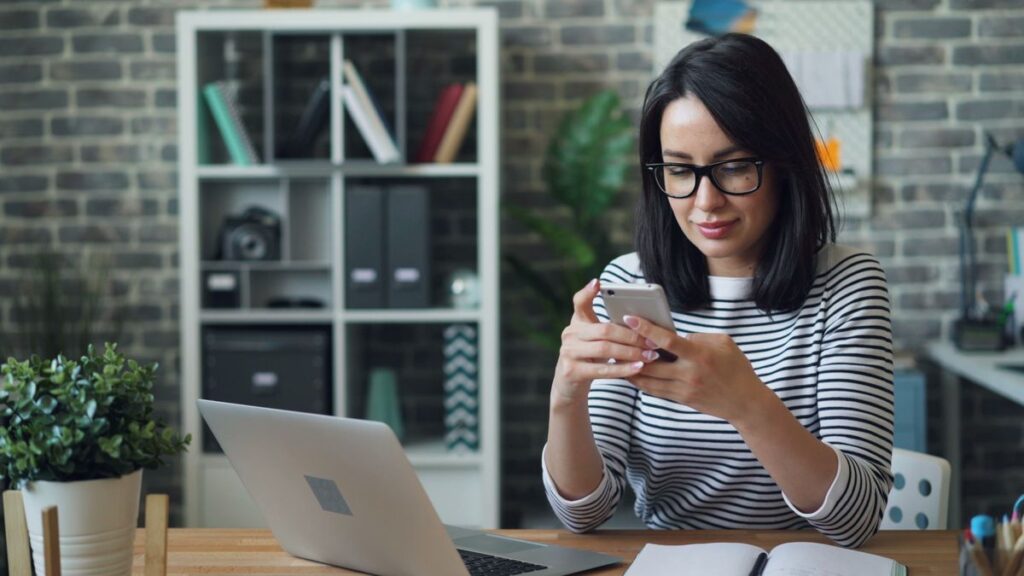 rujukan nombor telefon disemak melalui telefon pintar di pejabat