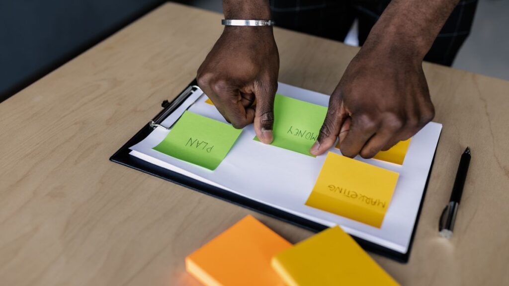 content cluster dirancang menggunakan sticky notes dan peta kandungan