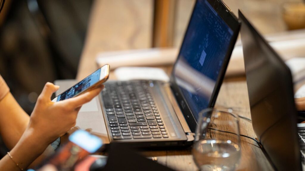 Content Shopee Affiliate tanpa tunjuk muka dirakam menggunakan telefon dan laptop