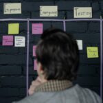 Strategi Content Cluster: Hubungkan Artikel untuk Bina Topical Authority featured image content cluster SEO dengan perancangan topik dan sticky notes