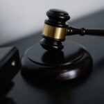 Surat Tuntutan Hutang: Bezakan Notis Kutipan dan Saman Mahkamah featured image surat tuntutan hutang bersama dokumen dan tukul mahkamah