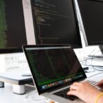Technical SEO WordPress: Checklist Crawl, Index dan Core Web Vitals featured image technical SEO WordPress pada komputer pembangunan website