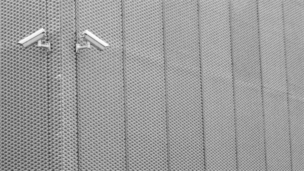 dua kamera CCTV dipasang untuk dua sudut pemantauan