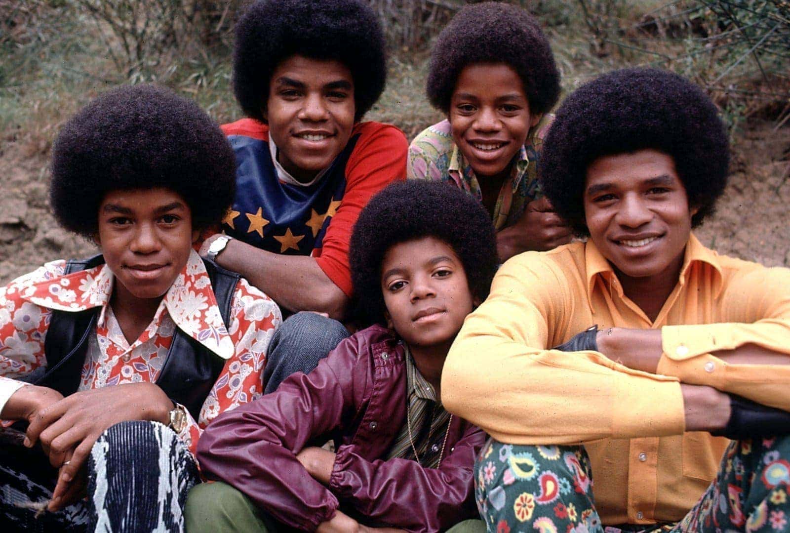 Micheal Jackson ketika kecil bersama keluarga dan Jackson 5