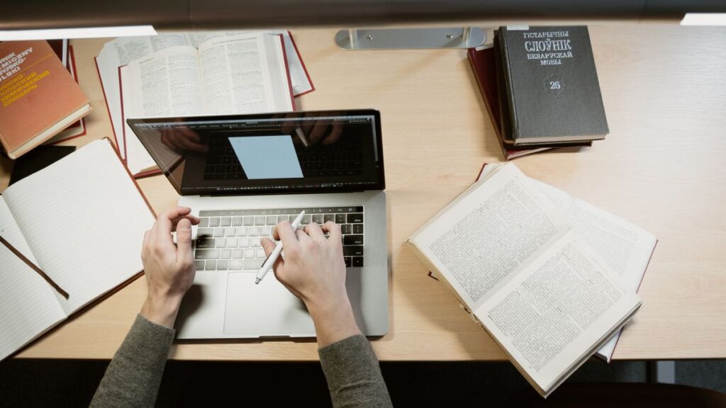 keyword research dibuat menggunakan laptop, buku rujukan dan nota carian