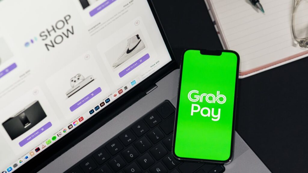 Pelan content Shopee Affiliate 30 hari menggunakan laptop dan telefon pintar