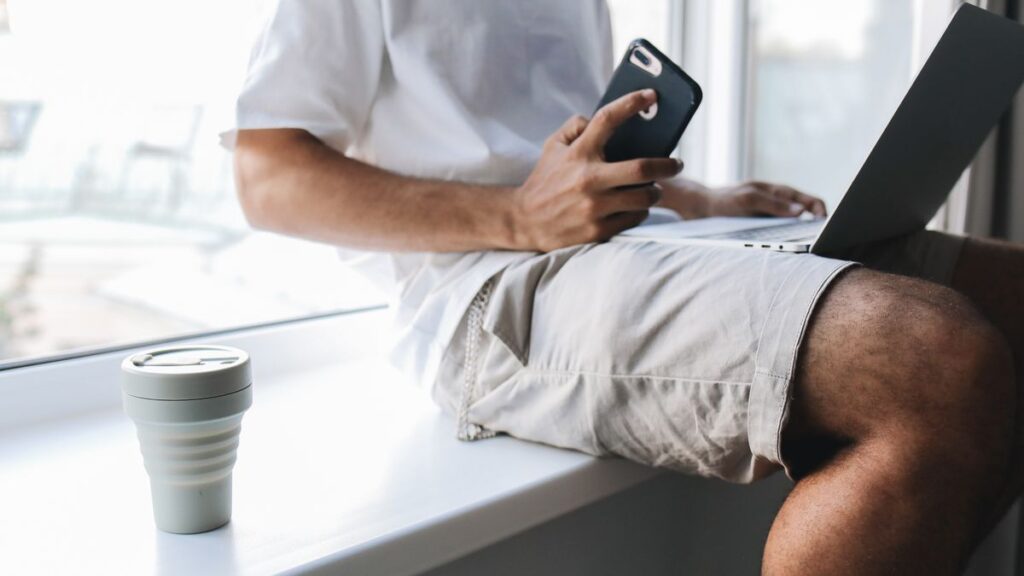 Content affiliate dirancang menggunakan telefon pintar dan laptop