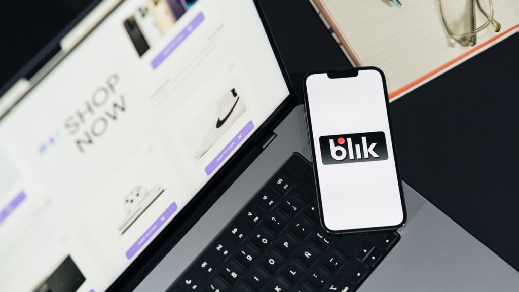 Semak produk Shopee Affiliate menggunakan laptop dan telefon pintar