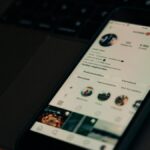 Shopee Affiliate di Facebook: Cara Guna Page dan Group Tanpa Jadi Spam Shopee Affiliate di Facebook menggunakan telefon pintar dan laptop untuk media sosial