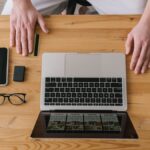 Shopee Affiliate Malaysia: Cara Daftar, Buat Link & Promosi Dengan Selamat Shopee affiliate Malaysia mengurus promosi produk menggunakan laptop dan kad pembayaran