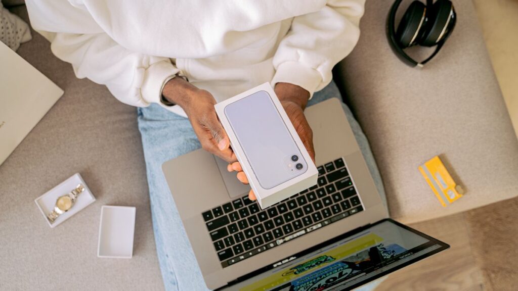 Shopee affiliate Malaysia mempromosikan produk melalui laptop dan telefon pintar