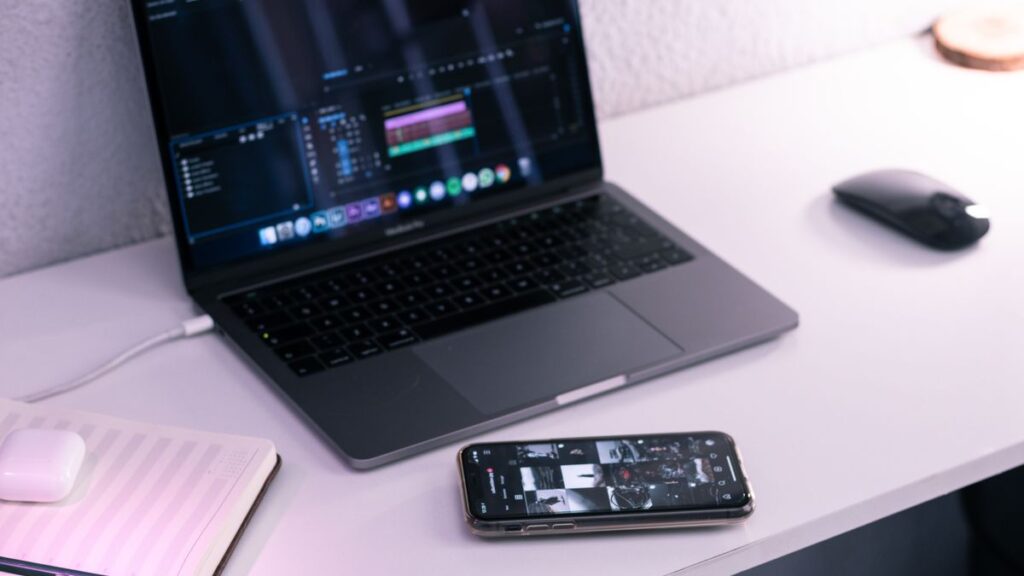 Strategi promote link Shopee Affiliate di TikTok menggunakan telefon dan laptop