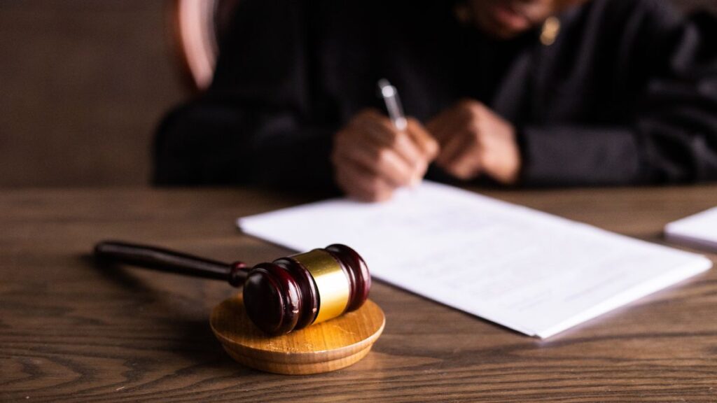 surat tuntutan hutang dan dokumen undang-undang sedang disemak