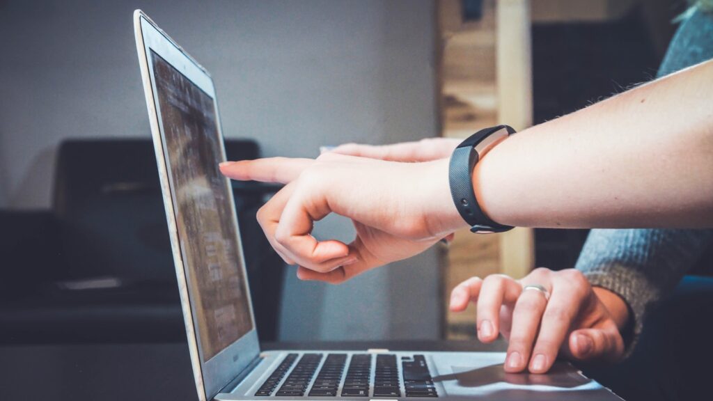 Trade Forex Online melalui laptop dan kitaran pinjaman berulang