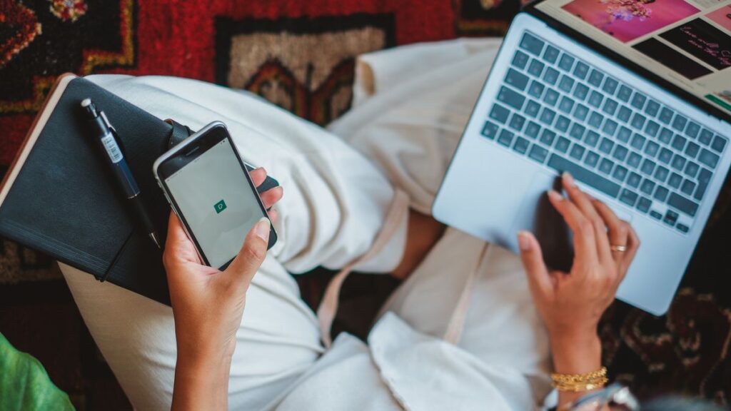 Tulis caption Shopee Affiliate menggunakan telefon pintar dan laptop