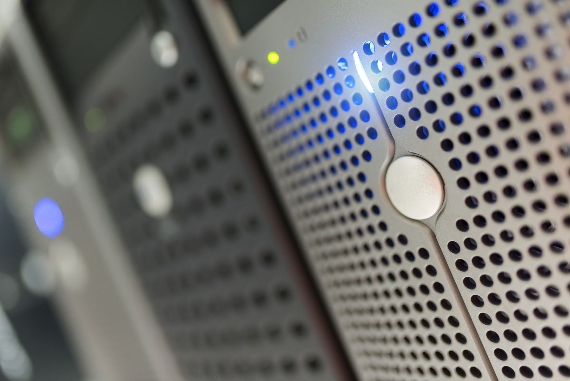 Rak server mendatar yang digunakan untuk perkhidmatan VPS Malaysia