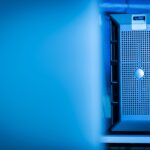 VPS Malaysia 2026: Panduan Lengkap Pilih Provider Terbaik VPS Malaysia dalam pusat data moden dengan server berlampu biru