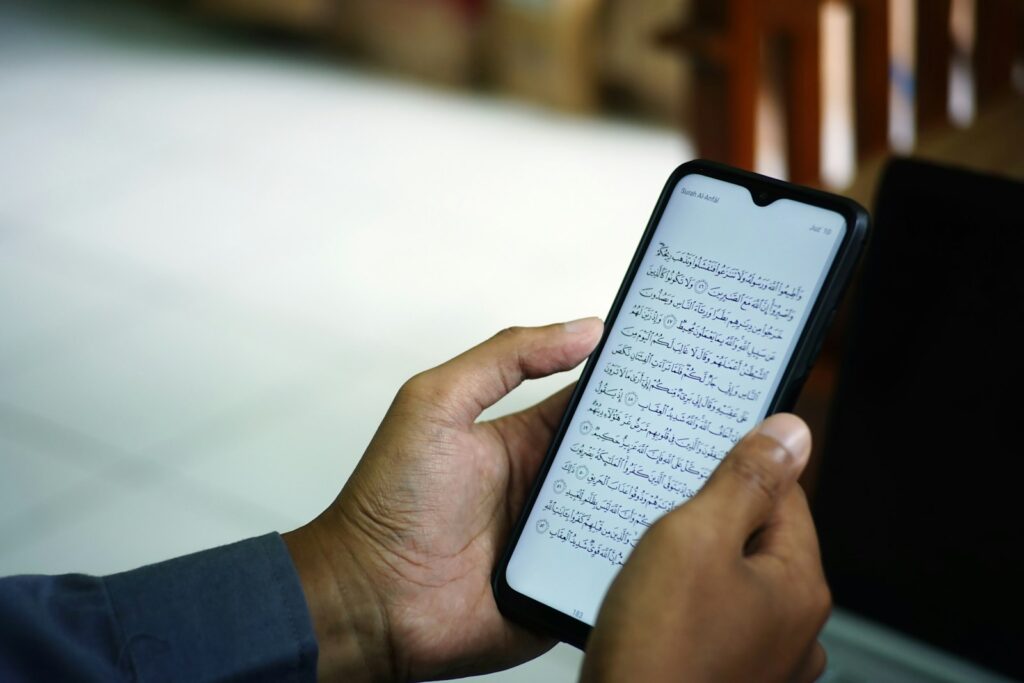 Semakan waktu solat mengikut zon Malaysia menggunakan telefon pintar