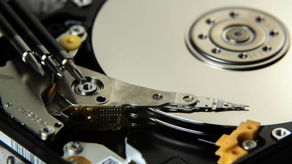 backup hosting harian menggunakan hard disk untuk salinan data