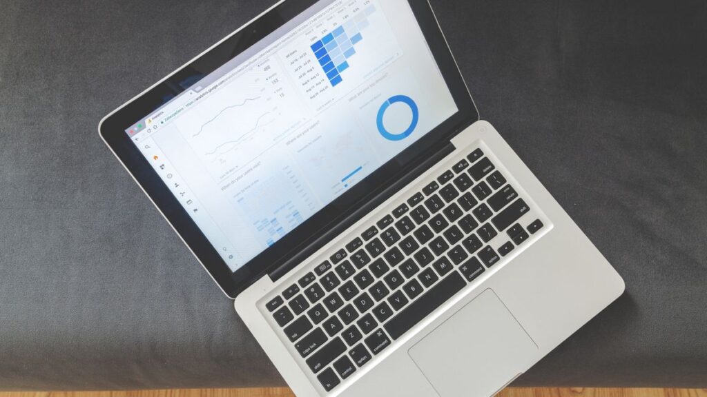 harga renewal hosting Malaysia dikira menggunakan laptop dan dashboard