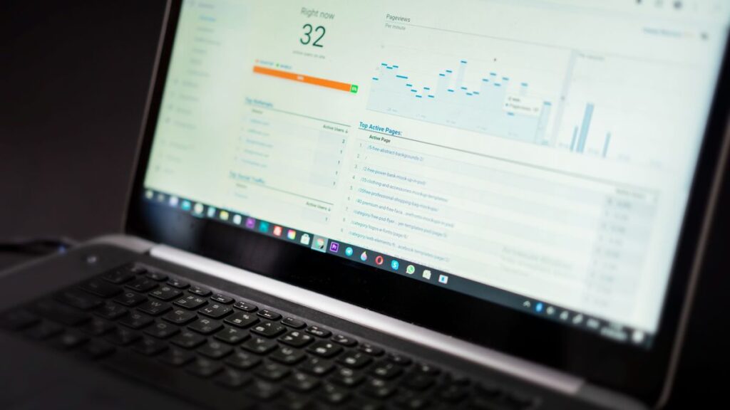 hosting email bisnes Malaysia diurus melalui laptop dan dashboard